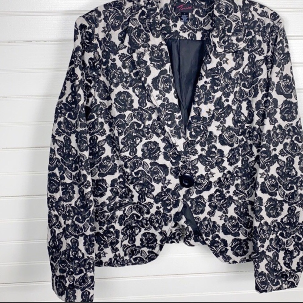 ⭐️ ⭐️  NWT Torrid Lined Black Rose Brocade Blazer Jacket